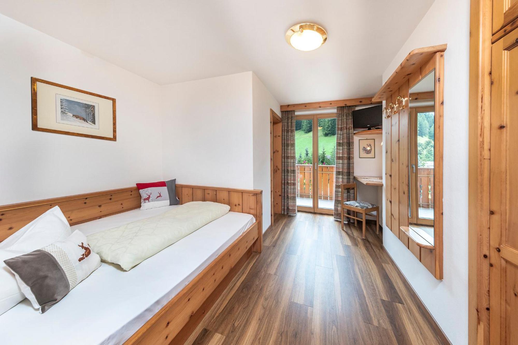 Hotel Jagdhof Wolkenstein in Gröden Zimmer foto