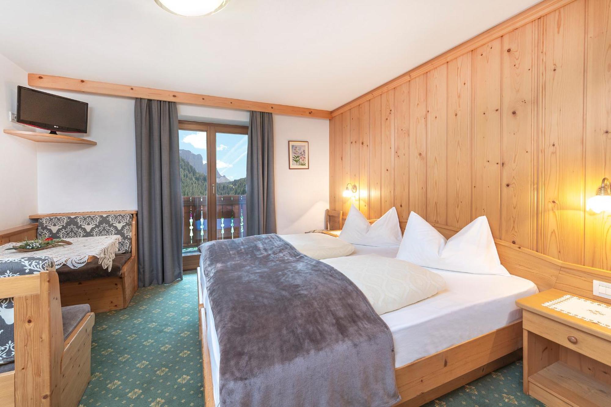 Hotel Jagdhof Wolkenstein in Gröden Zimmer foto